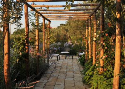 Giardino privato con pergolato in pali di castagno scortecciato