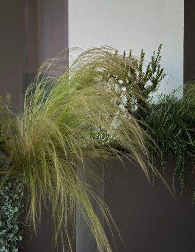 Fioriere, vasi e piante in composizione per realizzazione terrazzo a Rimini
